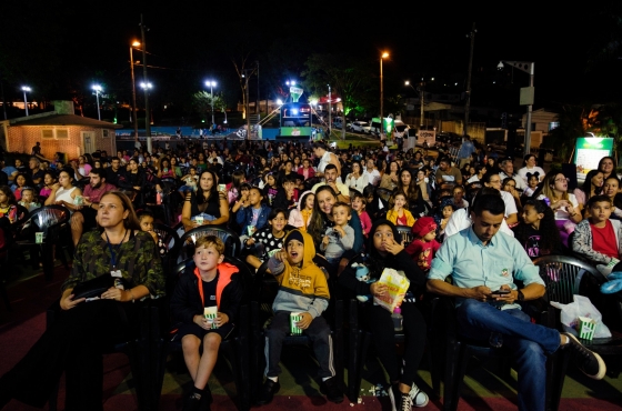 Sucesso de público marca a volta do Cine Família na Praça em Pará de Minas
